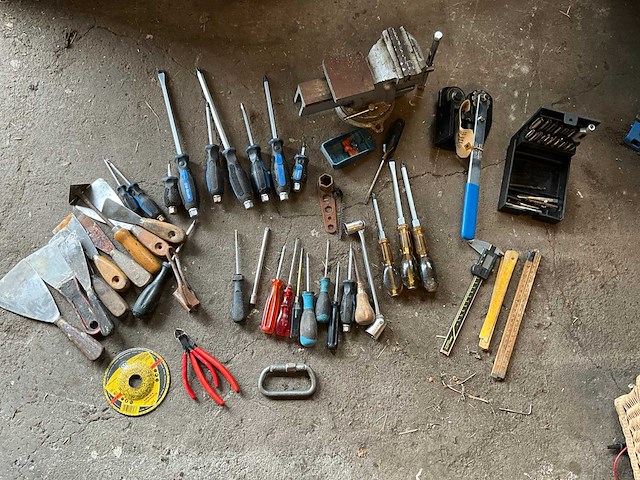Diverse handgereedschappen - afbeelding 1 van  6