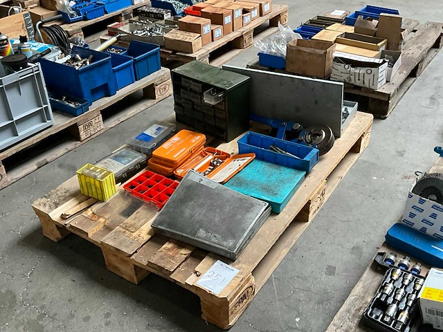 Diverse handgereedschappen - afbeelding 1 van  4