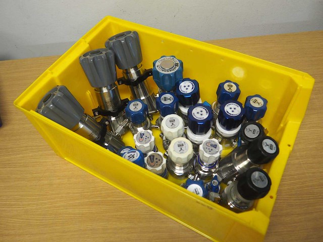 Diverse handmatige hogedruk kranen/afsluiters - afbeelding 1 van  5