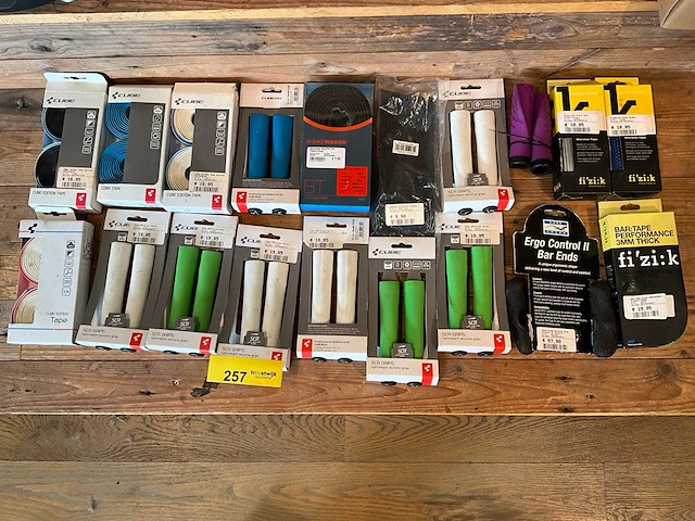 Diverse handvatten, stuurlint en tape - afbeelding 1 van  4