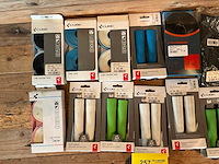 Diverse handvatten, stuurlint en tape - afbeelding 2 van  4