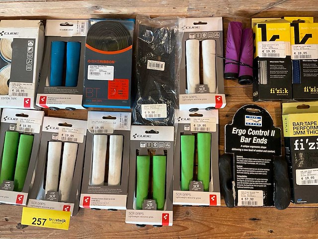 Diverse handvatten, stuurlint en tape - afbeelding 3 van  4