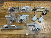 Diverse hang- en sluitwerk - afbeelding 1 van  5