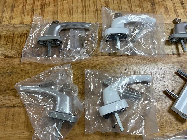 Diverse hang- en sluitwerk - afbeelding 2 van  5