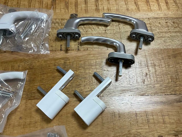 Diverse hang- en sluitwerk - afbeelding 3 van  5