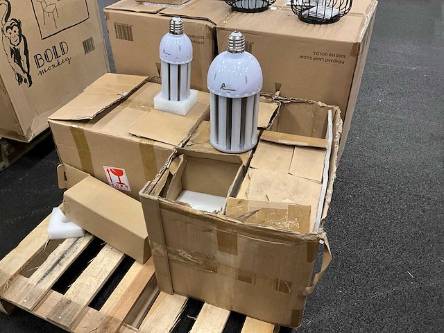 Diverse hanglampen en lichtbronnen - afbeelding 5 van  7