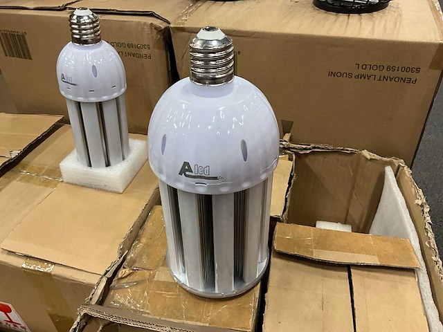 Diverse hanglampen en lichtbronnen - afbeelding 6 van  7