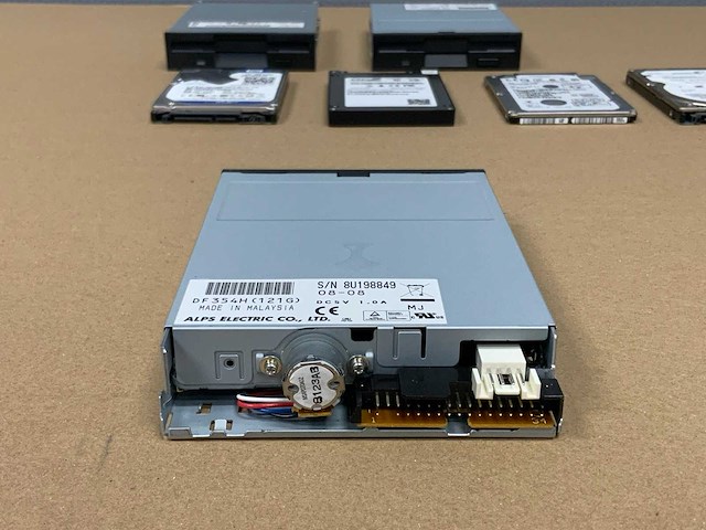 Diverse hard drives en floppy disk reader (7x) - afbeelding 11 van  19