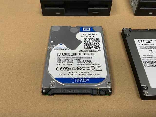 Diverse hard drives en floppy disk reader (7x) - afbeelding 12 van  19