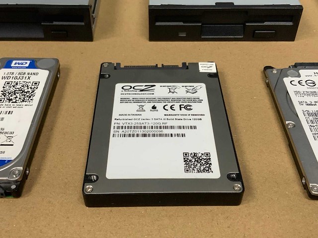 Diverse hard drives en floppy disk reader (7x) - afbeelding 14 van  19