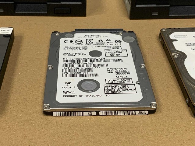 Diverse hard drives en floppy disk reader (7x) - afbeelding 16 van  19