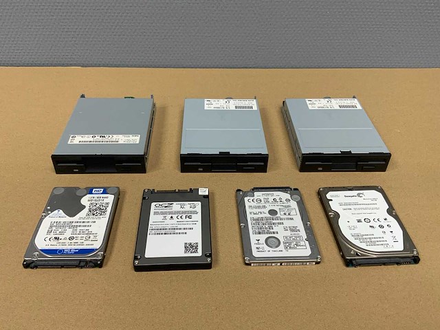 Diverse hard drives en floppy disk reader (7x) - afbeelding 1 van  19