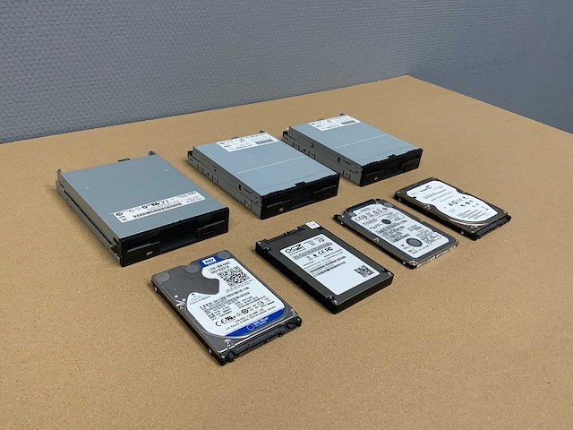 Diverse hard drives en floppy disk reader (7x) - afbeelding 2 van  19
