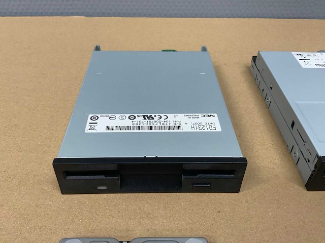 Diverse hard drives en floppy disk reader (7x) - afbeelding 3 van  19