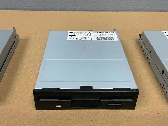 Diverse hard drives en floppy disk reader (7x) - afbeelding 6 van  19