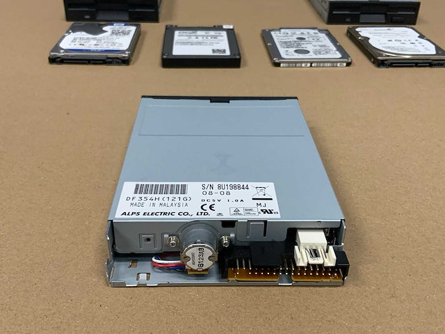Diverse hard drives en floppy disk reader (7x) - afbeelding 8 van  19