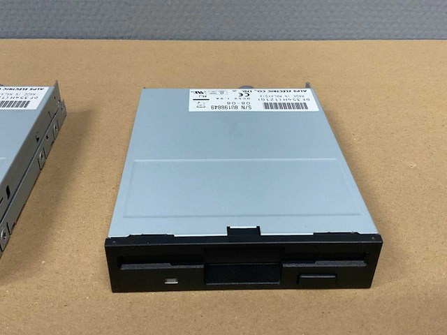 Diverse hard drives en floppy disk reader (7x) - afbeelding 9 van  19