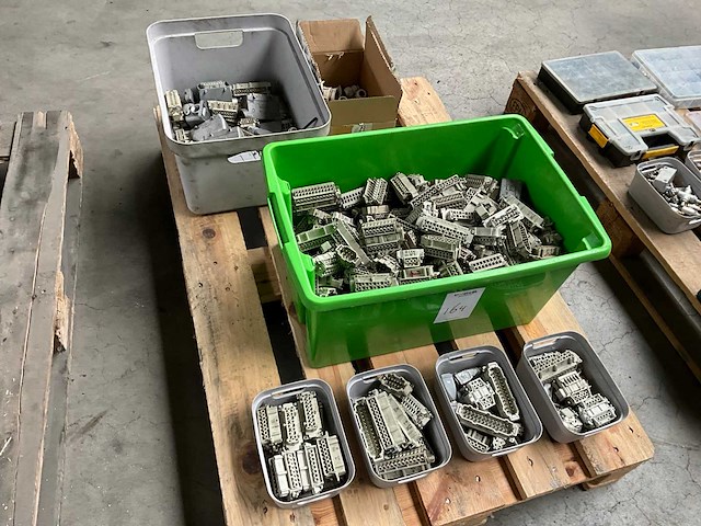 Diverse harting stekkers en installatiematerialen - afbeelding 1 van  5
