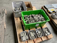 Diverse harting stekkers en installatiematerialen - afbeelding 1 van  5