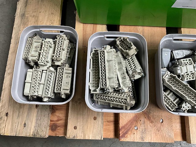 Diverse harting stekkers en installatiematerialen - afbeelding 3 van  5