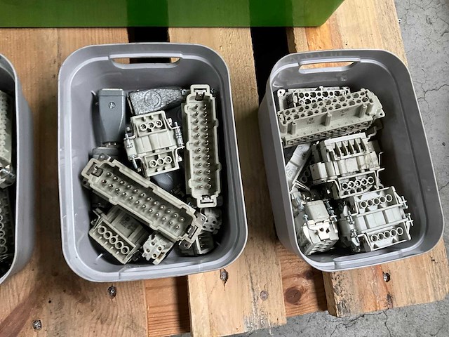 Diverse harting stekkers en installatiematerialen - afbeelding 4 van  5