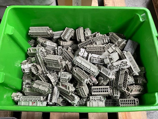 Diverse harting stekkers en installatiematerialen - afbeelding 2 van  4