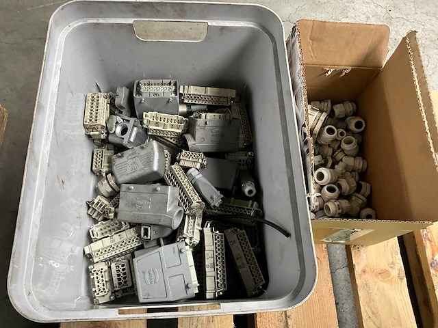 Diverse harting stekkers en installatiematerialen - afbeelding 4 van  4