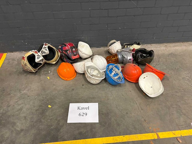 Diverse helmen (16x) - afbeelding 1 van  1