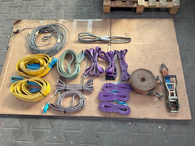 Diverse hijsbanden en rondstroppen - afbeelding 1 van  7