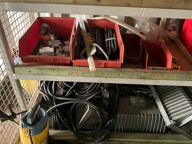 Diverse hijsmaterialen in zeecontainer - afbeelding 7 van  22