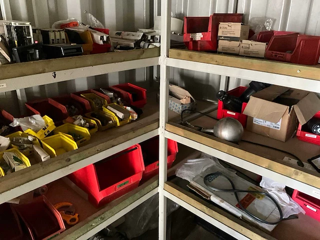 Diverse hijsmaterialen in zeecontainer - afbeelding 11 van  22