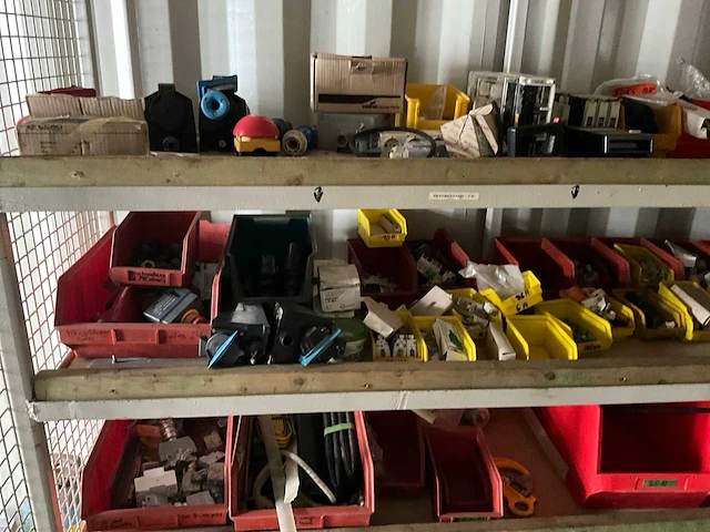 Diverse hijsmaterialen in zeecontainer - afbeelding 12 van  22