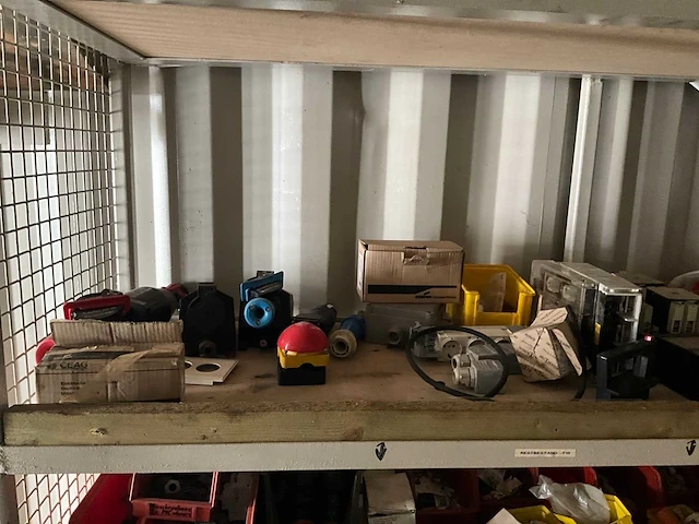 Diverse hijsmaterialen in zeecontainer - afbeelding 13 van  22