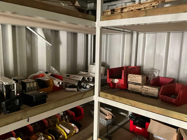 Diverse hijsmaterialen in zeecontainer - afbeelding 14 van  22