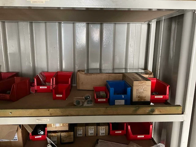 Diverse hijsmaterialen in zeecontainer - afbeelding 15 van  22