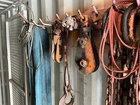 Diverse hijsmaterialen in zeecontainer - afbeelding 16 van  22