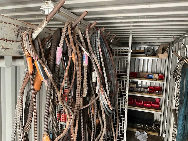 Diverse hijsmaterialen in zeecontainer - afbeelding 17 van  22