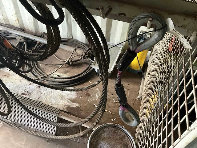 Diverse hijsmaterialen in zeecontainer - afbeelding 18 van  22