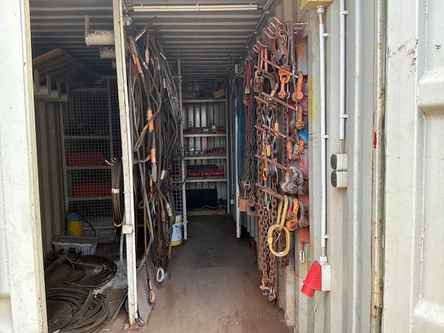 Diverse hijsmaterialen in zeecontainer - afbeelding 1 van  5