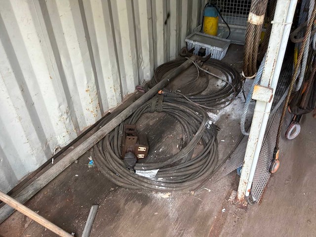 Diverse hijsmaterialen in zeecontainer - afbeelding 2 van  5