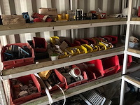 Diverse hijsmaterialen in zeecontainer - afbeelding 4 van  5