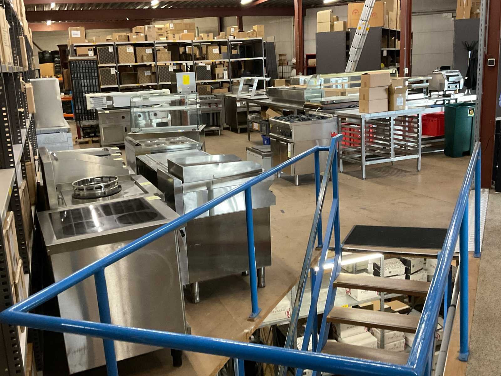 Diverse horeca -en grootkeuken apparatuur, ovens en inductieplaten