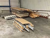 Diverse houten balken, - platen en stalen buizen - afbeelding 1 van  6