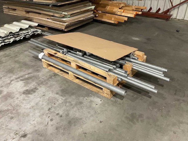 Diverse houten balken, - platen en stalen buizen - afbeelding 2 van  6