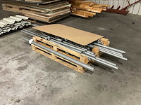 Diverse houten balken, - platen en stalen buizen - afbeelding 2 van  6