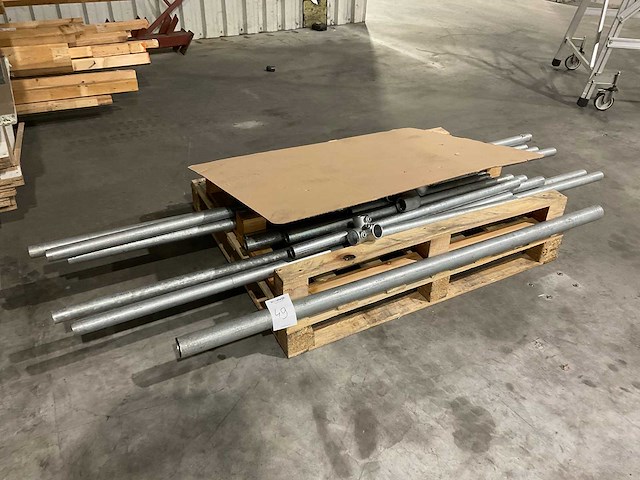 Diverse houten balken, - platen en stalen buizen - afbeelding 3 van  6