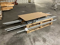 Diverse houten balken, - platen en stalen buizen - afbeelding 3 van  6