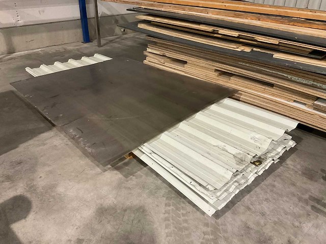 Diverse houten balken, - platen en stalen buizen - afbeelding 4 van  6