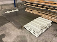 Diverse houten balken, - platen en stalen buizen - afbeelding 4 van  6