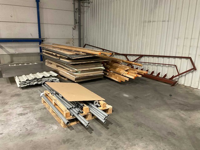Diverse houten balken, - platen en stalen buizen - afbeelding 5 van  6